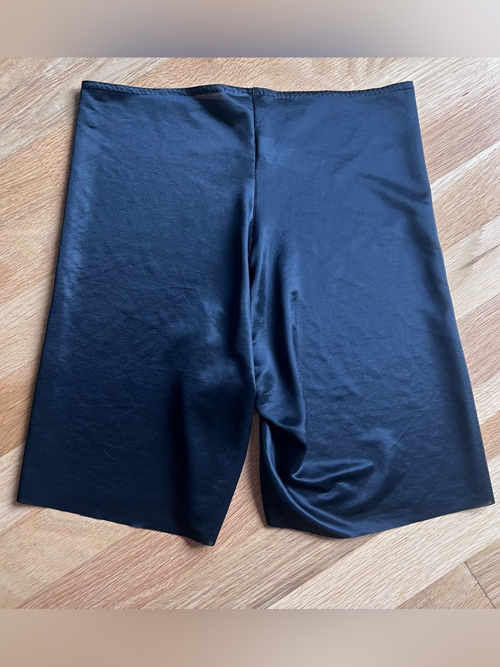 Spanx Mid-Thigh Smooth Shapewear shorts, Black, Breathable, Size M - Picture 3 of 4